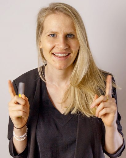 Kerstin deutend